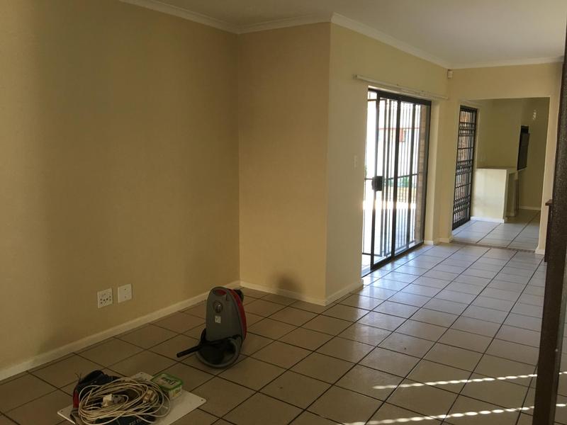To Let 3 Bedroom Property for Rent in Uitzicht Western Cape